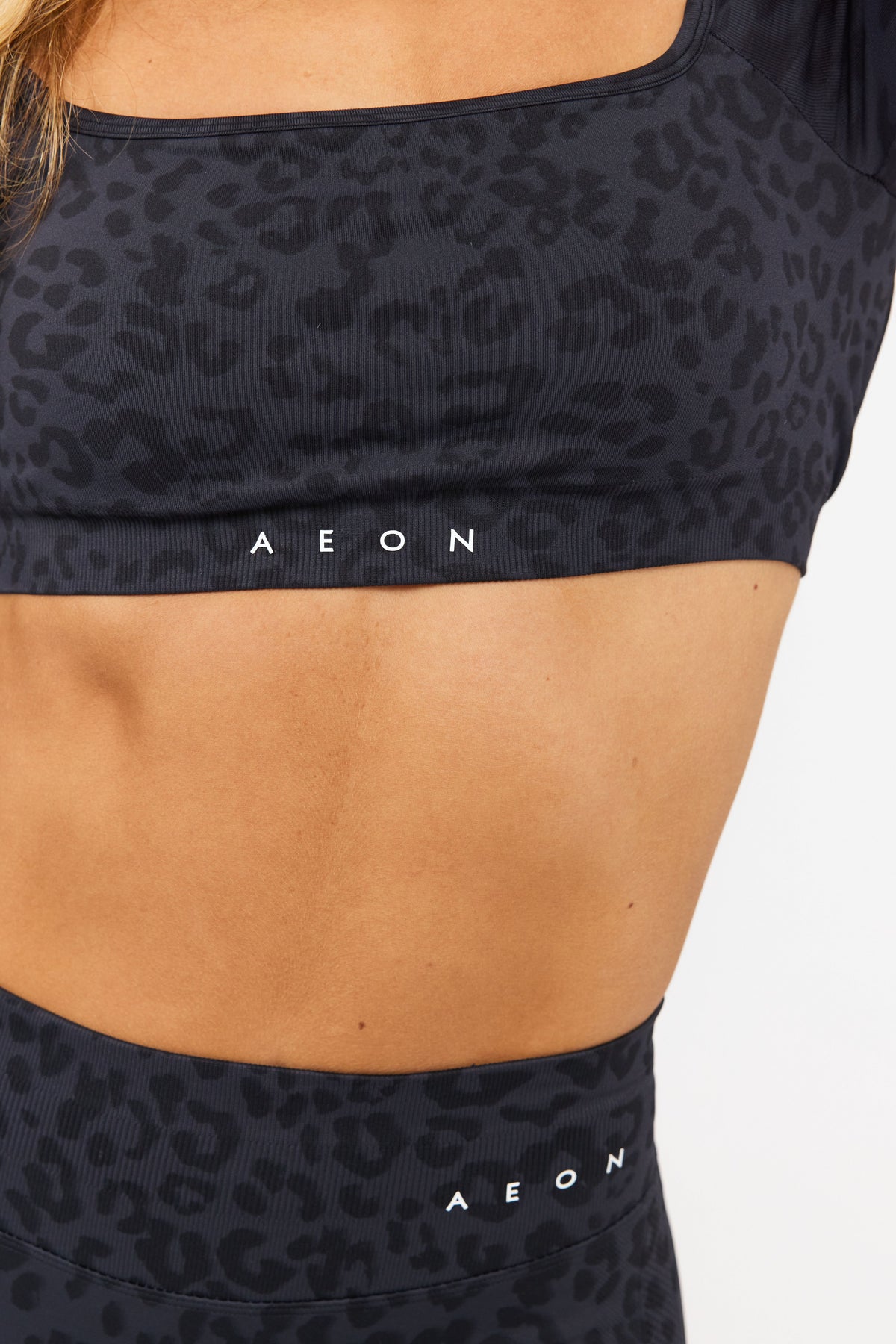 MOTION LEO CROP TOP S DLOUHÝMI RUKÁVY V2