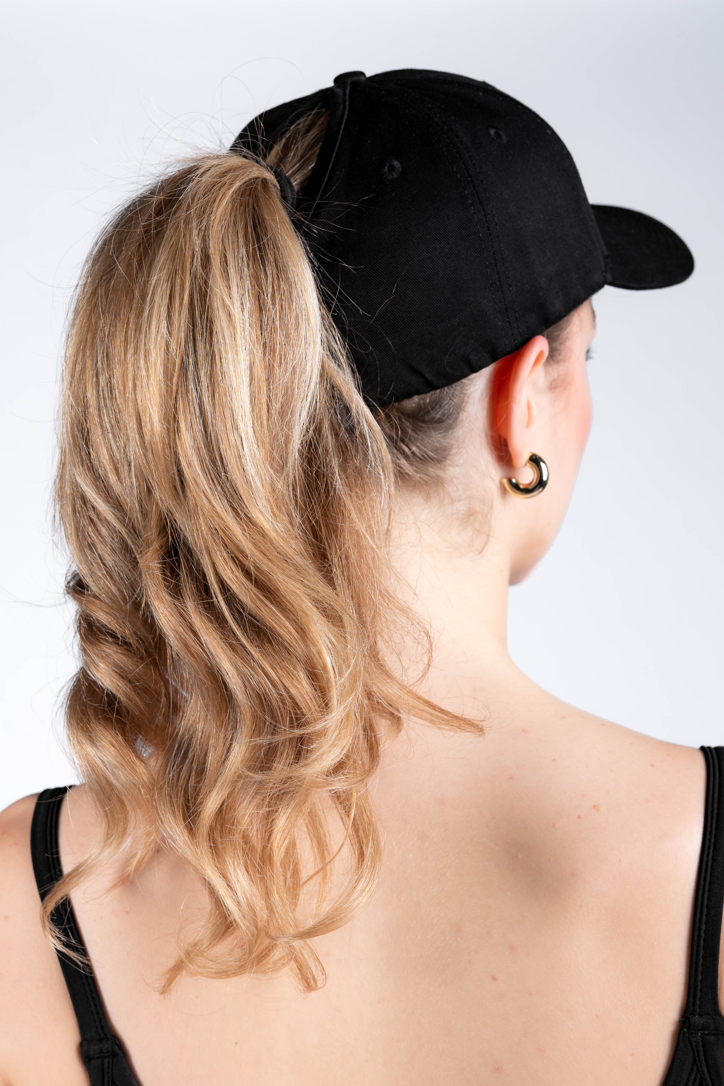 ESSENTIALS PONYTAIL ČEPICE