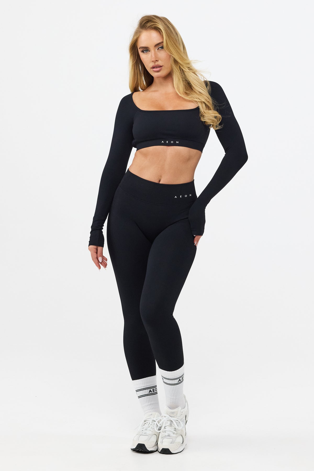MOTION CROP TOP S DLOUHÝMI RUKÁVY V2