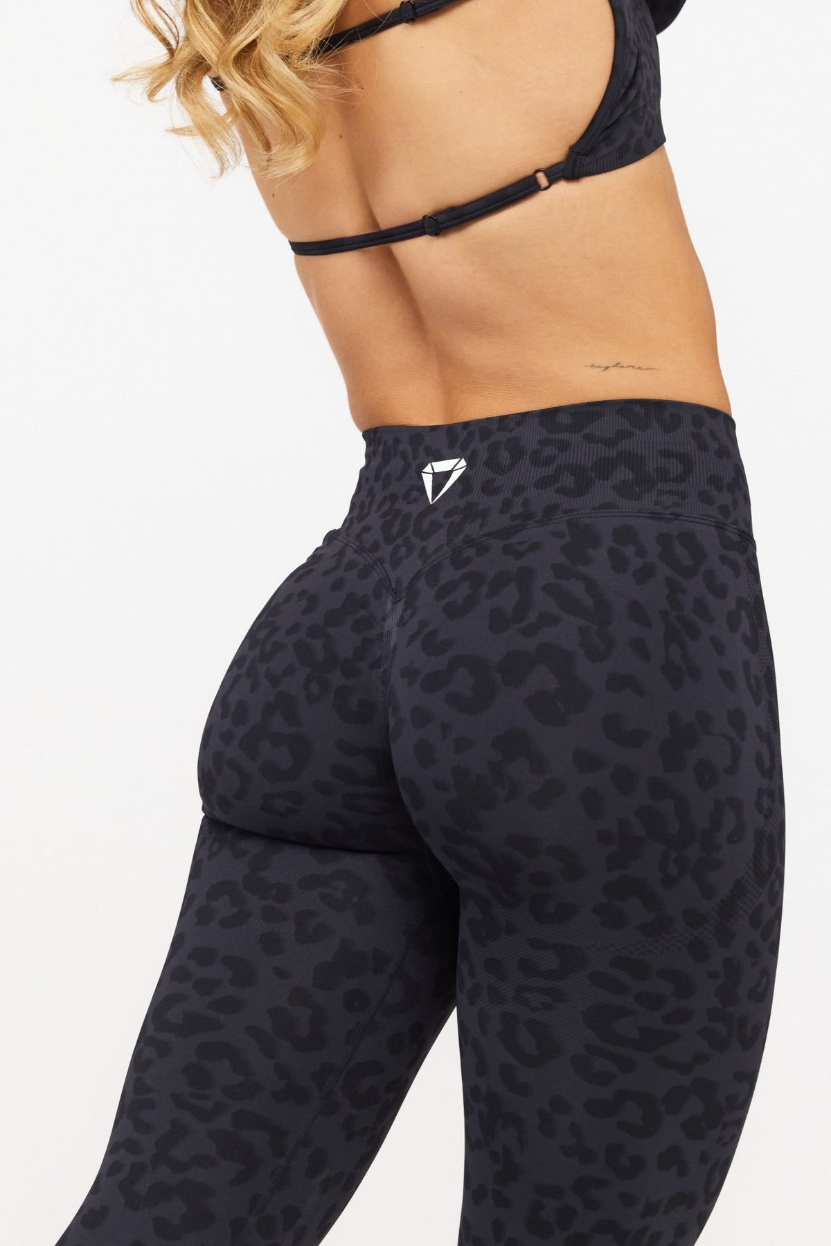 MOTION LEO MID WAIST SCRUNCH CAPRI LEGÍNY V2