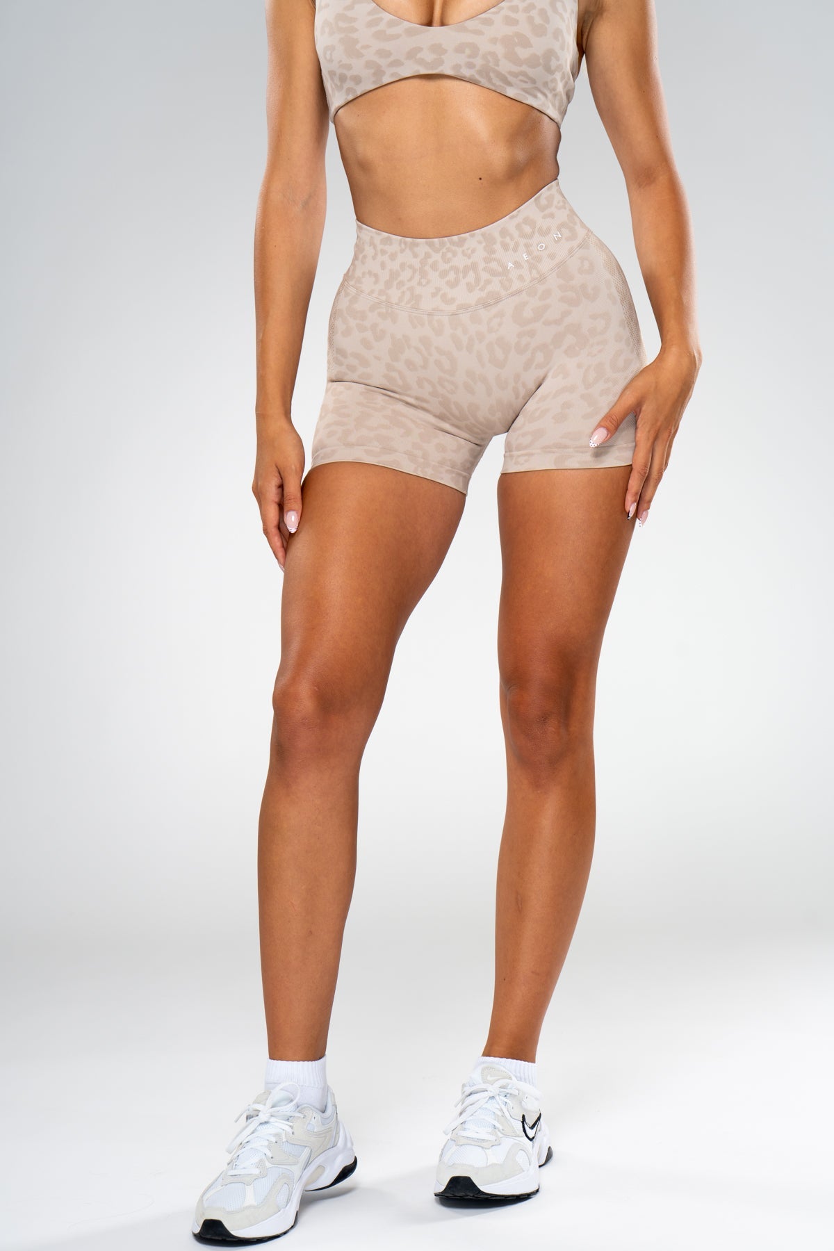 MOTION LEO MID WAIST SCRUNCH SHORTS V2 - Aeon Athletics