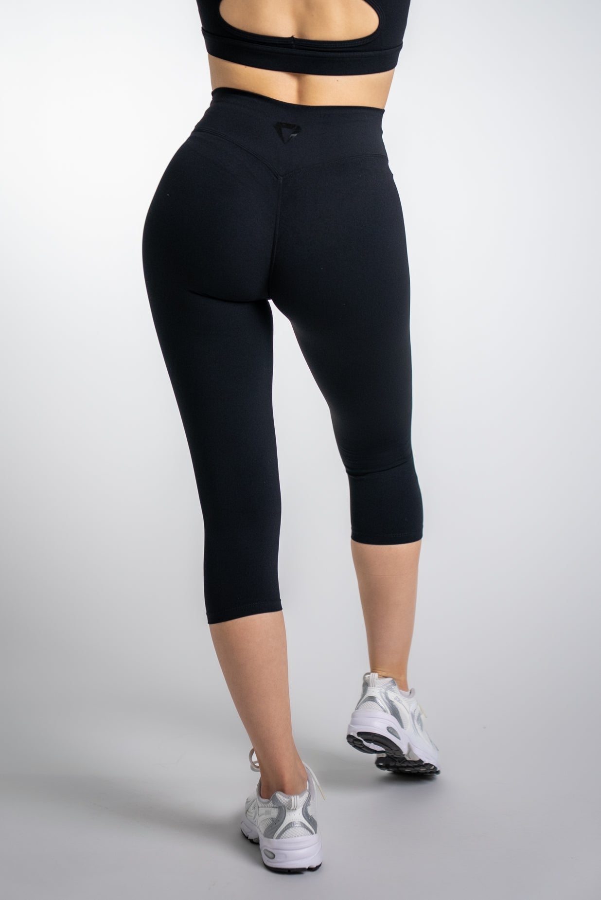 SECOND SKIN SCRUNCH CAPRI LEGGINGS - Aeon Athletics